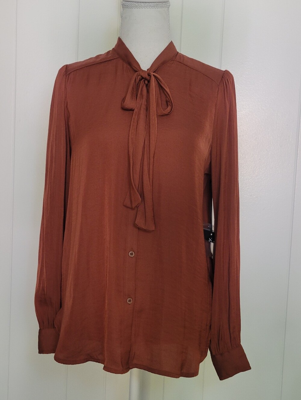 NWT Simply Vera Wang Tie Neck Blouse Button Up Shirt Long Sleeve Rust Brown XS